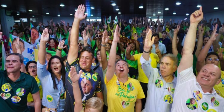 Efraim Filho e Walber Virgolino reúnem multidão em lançamento de campanha em João Pessoa