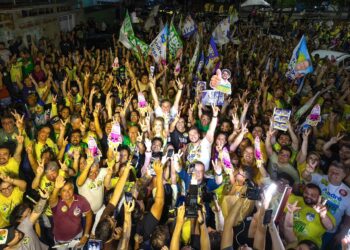 Efraim e Bruno voltam às ruas de Campina Grande e reúnem multidão no Santa Rosa