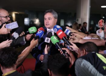 Mídia nacional destaca crescimento da direita na Paraíba e projeção de Efraim no Senado em eventual governo Flávio