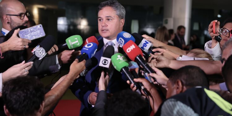Mídia nacional destaca crescimento da direita na Paraíba e projeção de Efraim no Senado em eventual governo Flávio